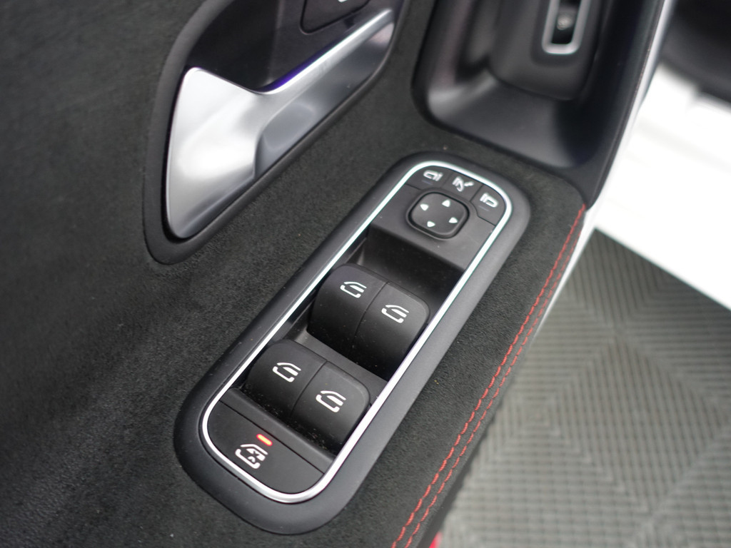 
Mercedes-Benz CLA-Klasse 180 AMG Night Edition Aut- Panoramadak, Sfeerverlichting, Camera, Xenon Led, Sport Leder vol									