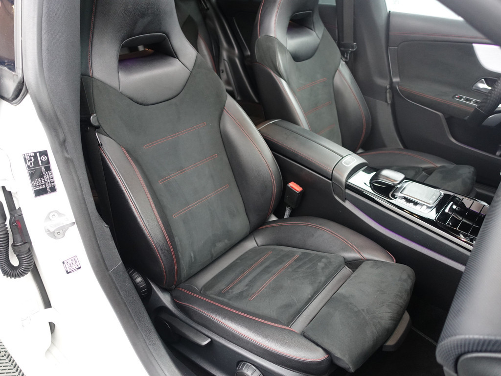 
Mercedes-Benz CLA-Klasse 180 AMG Night Edition Aut- Panoramadak, Sfeerverlichting, Camera, Xenon Led, Sport Leder vol									