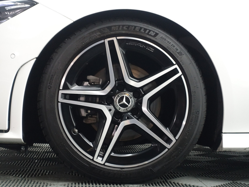 
Mercedes-Benz CLA-Klasse 180 AMG Night Edition Aut- Panoramadak, Sfeerverlichting, Camera, Xenon Led, Sport Leder vol									