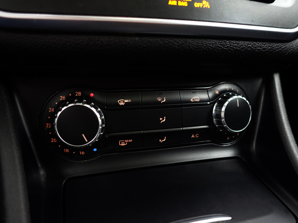 
Mercedes-Benz GLA 200 CDI AMG Edition 1 Aut- Night Edition, Panodak, Xenon Led, Park Assist, Navi, Clima, Cruise vol									