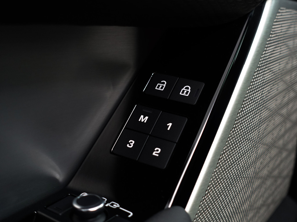 
Land Rover Range Rover Velar 2.0 P400e R-Dynamic SE Aut- Panodak, Stoelventilatie, CarPlay, Memory, Meridian Audio, Xenon led, Trekhaak vol									