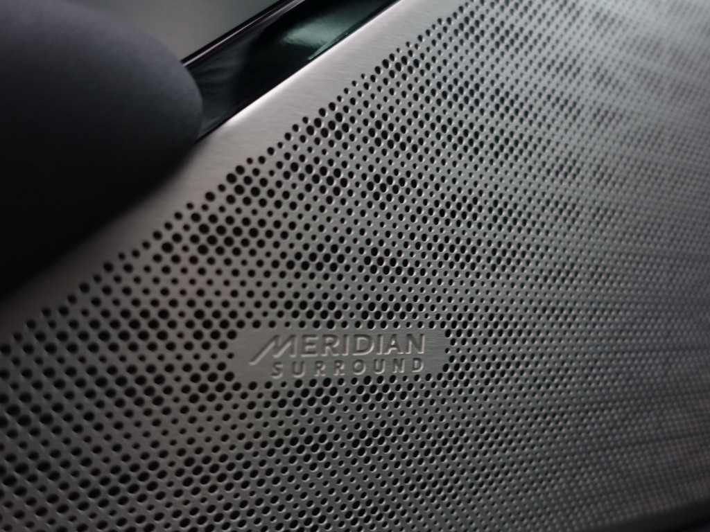 
Land Rover Range Rover Velar 2.0 P400e R-Dynamic SE Aut- Panodak, Stoelventilatie, CarPlay, Memory, Meridian Audio, Xenon led, Trekhaak vol									