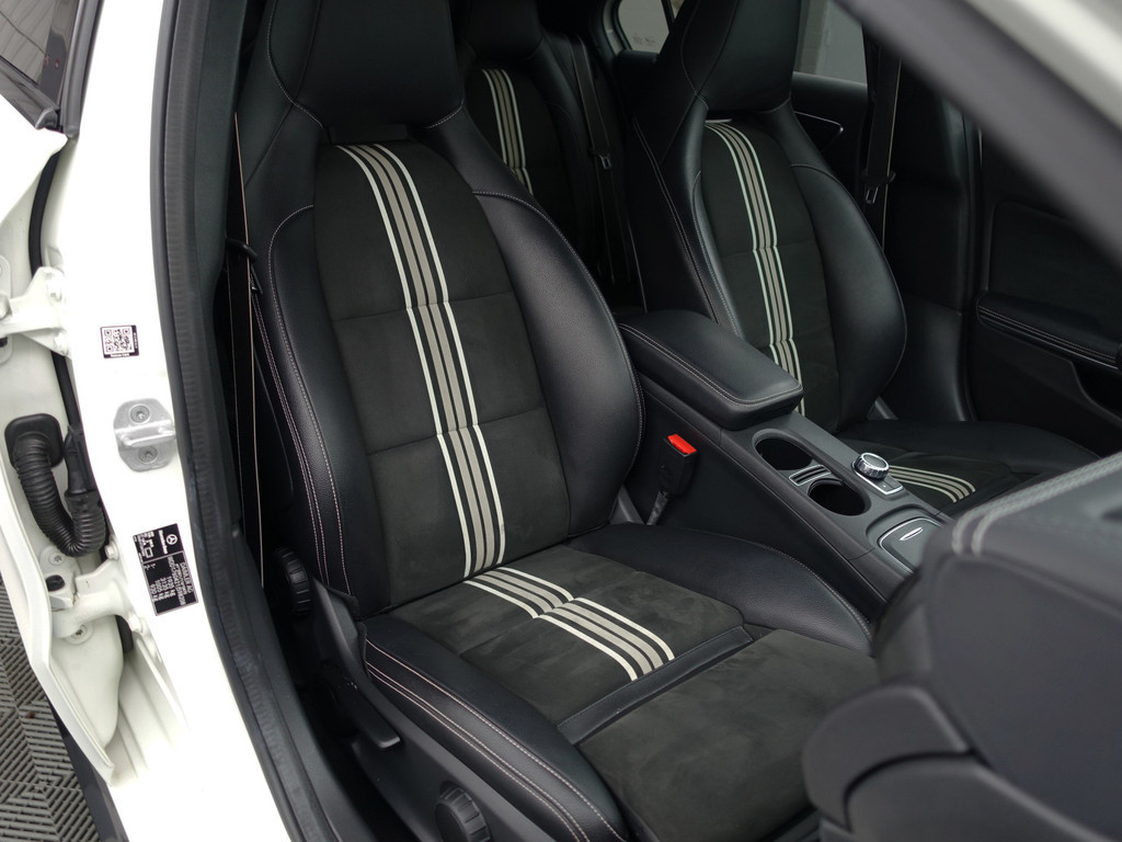 
								Mercedes-Benz A-Klasse 180 AMG White Art Edition Aut- Night Package, Sfeerverlichting, Camera, Keyless, Xenon Led, Dynamic Select vol									
