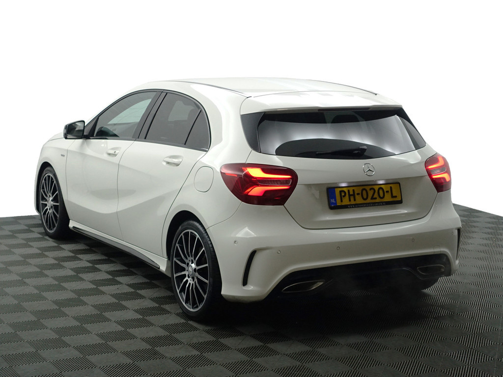 
								Mercedes-Benz A-Klasse 180 AMG White Art Edition Aut- Night Package, Sfeerverlichting, Camera, Keyless, Xenon Led, Dynamic Select vol									