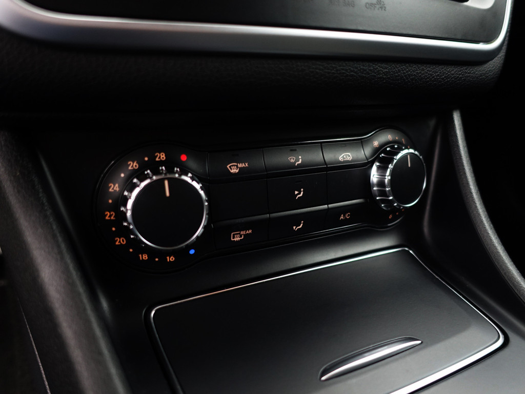
								Mercedes-Benz A-Klasse 180 AMG White Art Edition Aut- Night Package, Sfeerverlichting, Camera, Keyless, Xenon Led, Dynamic Select vol									