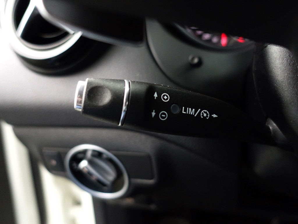
								Mercedes-Benz A-Klasse 180 AMG White Art Edition Aut- Night Package, Sfeerverlichting, Camera, Keyless, Xenon Led, Dynamic Select vol									