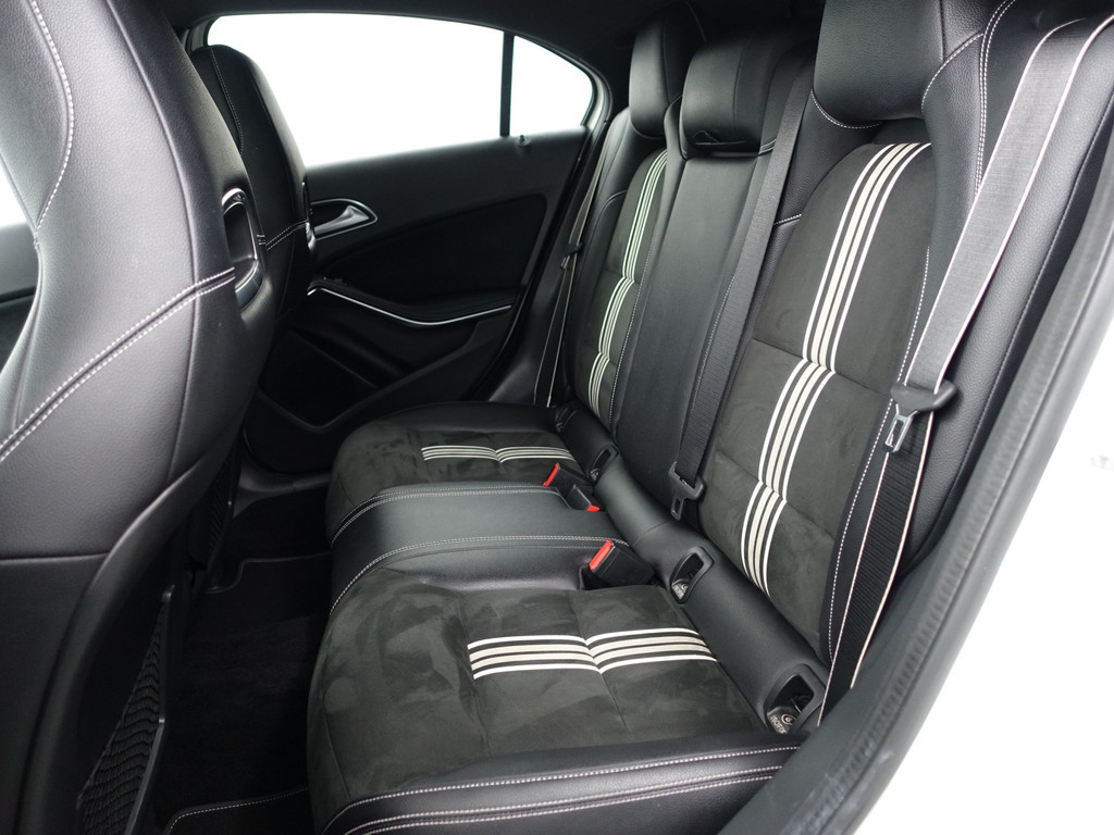 
								Mercedes-Benz A-Klasse 180 AMG White Art Edition Aut- Night Package, Sfeerverlichting, Camera, Keyless, Xenon Led, Dynamic Select vol									