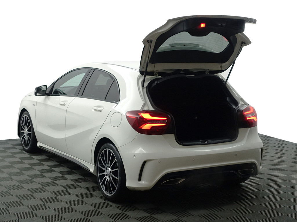 
								Mercedes-Benz A-Klasse 180 AMG White Art Edition Aut- Night Package, Sfeerverlichting, Camera, Keyless, Xenon Led, Dynamic Select vol									