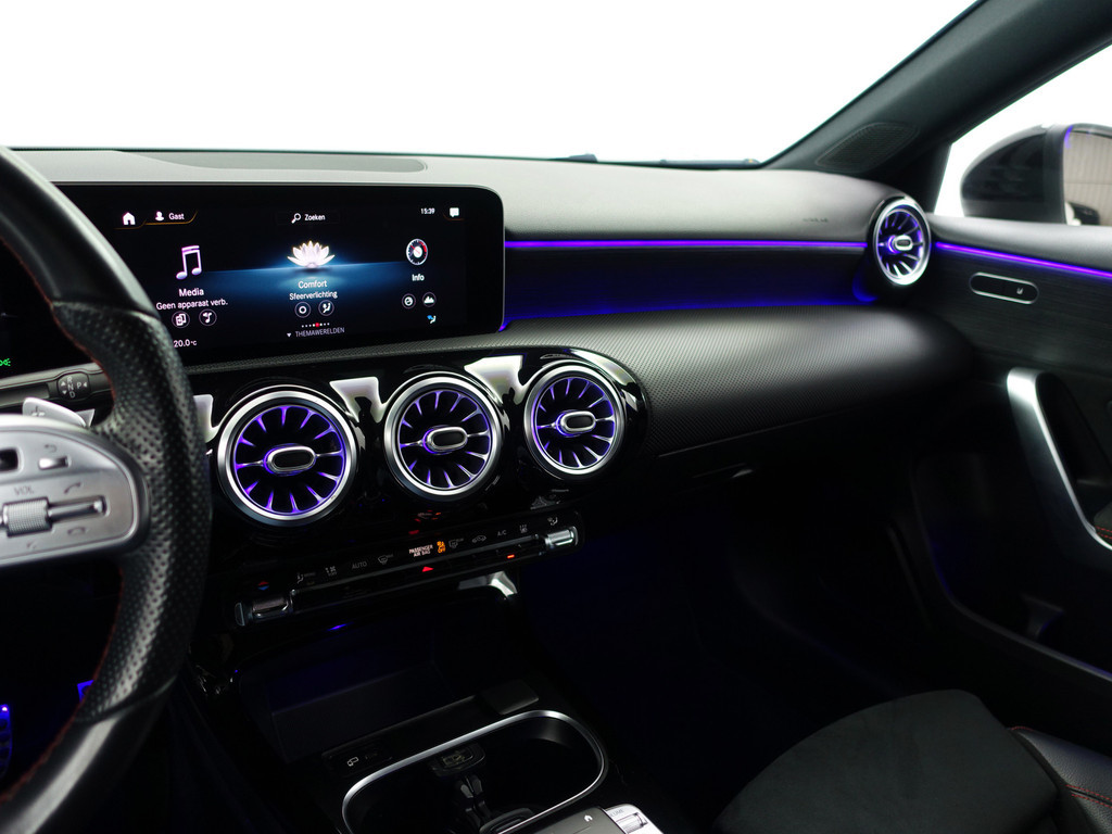 
Mercedes-Benz A-Klasse 250 AMG Premium Plus Aut- Sport Uitlaat, Panoramadak, Sfeereverlichting, Xenon Led, Stoelverwarming vol									