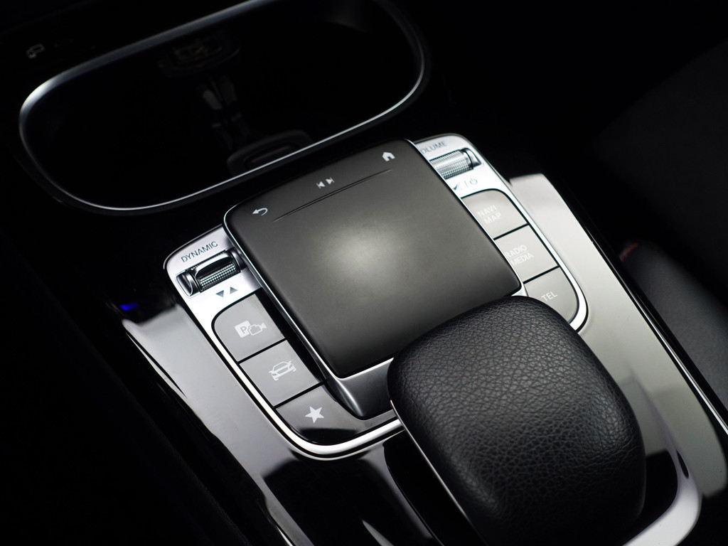 
Mercedes-Benz A-Klasse 250 AMG Premium Plus Aut- Sport Uitlaat, Panoramadak, Sfeereverlichting, Xenon Led, Stoelverwarming vol									