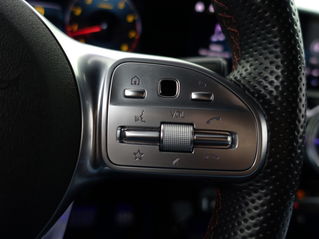 
Mercedes-Benz A-Klasse 250 AMG Premium Plus Aut- Sport Uitlaat, Panoramadak, Sfeereverlichting, Xenon Led, Stoelverwarming vol									