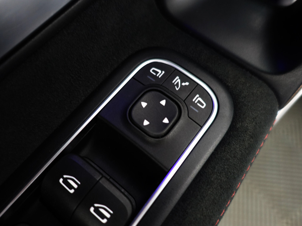 
Mercedes-Benz A-Klasse 250 AMG Premium Plus Aut- Sport Uitlaat, Panoramadak, Sfeereverlichting, Xenon Led, Stoelverwarming vol									