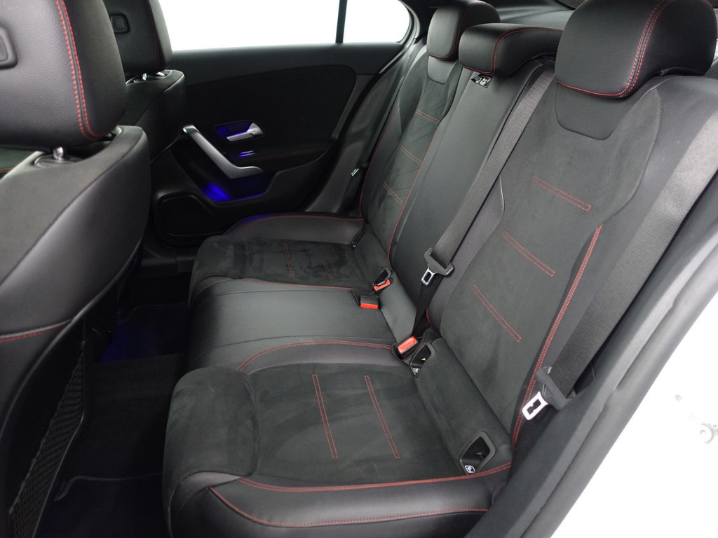 
Mercedes-Benz A-Klasse 250 AMG Premium Plus Aut- Sport Uitlaat, Panoramadak, Sfeereverlichting, Xenon Led, Stoelverwarming vol									