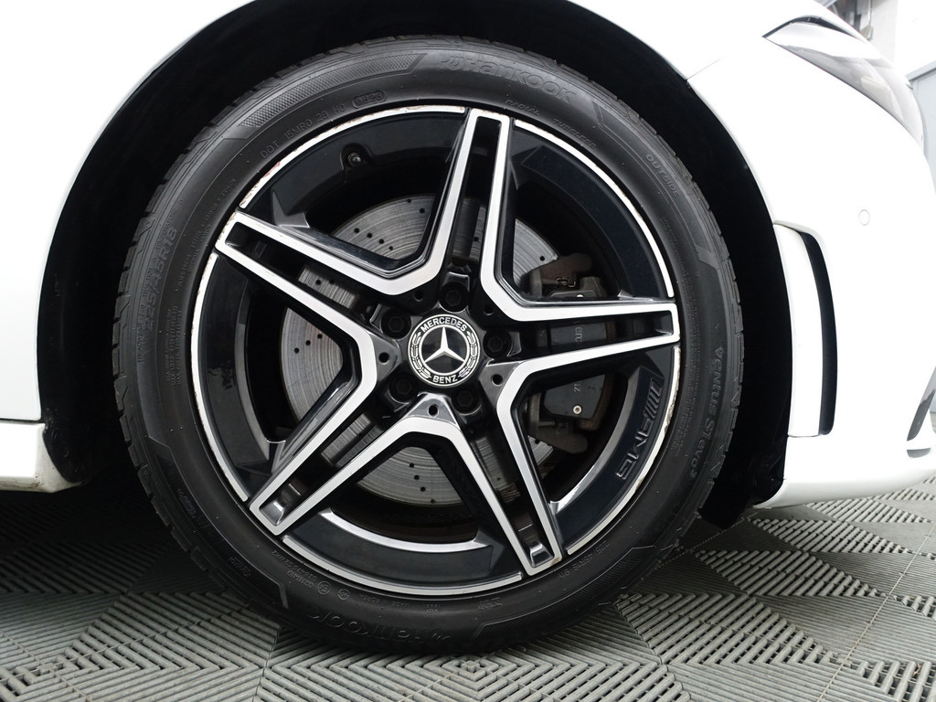 
Mercedes-Benz A-Klasse 250 AMG Premium Plus Aut- Sport Uitlaat, Panoramadak, Sfeereverlichting, Xenon Led, Stoelverwarming vol									