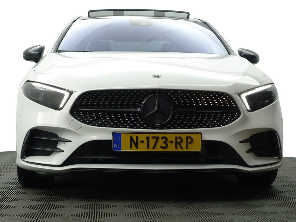 
Mercedes-Benz A-Klasse 250 AMG Premium Plus Aut- Sport Uitlaat, Panoramadak, Sfeereverlichting, Xenon Led, Stoelverwarming vol									