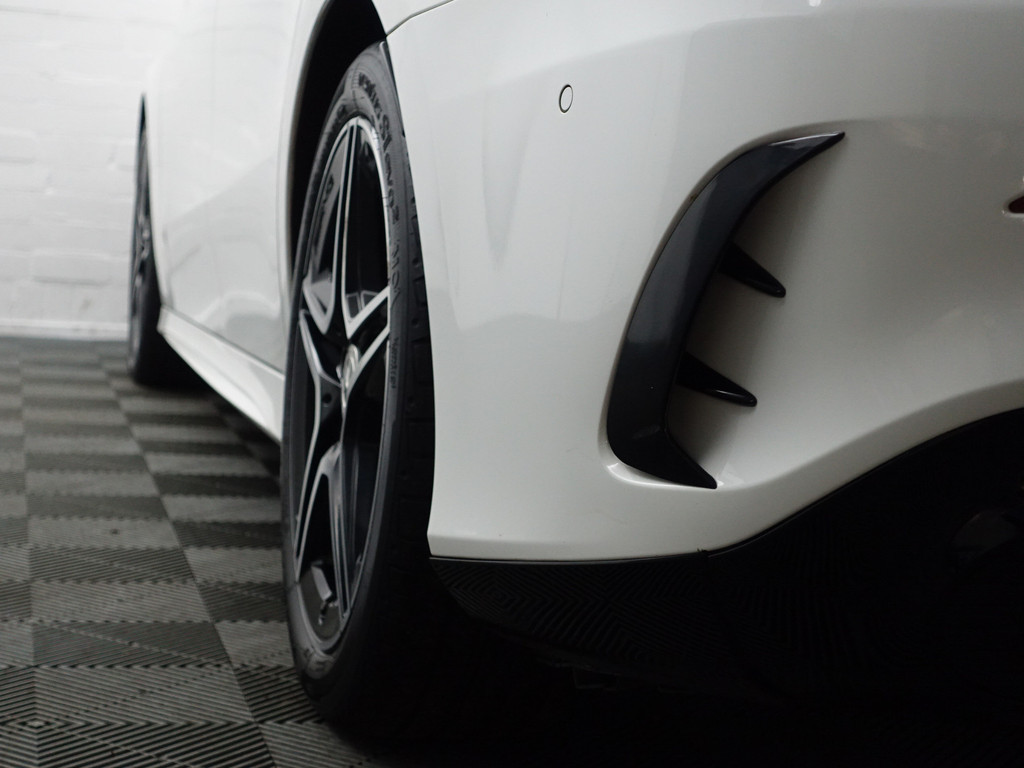 
Mercedes-Benz A-Klasse 250 AMG Premium Plus Aut- Sport Uitlaat, Panoramadak, Sfeereverlichting, Xenon Led, Stoelverwarming vol									