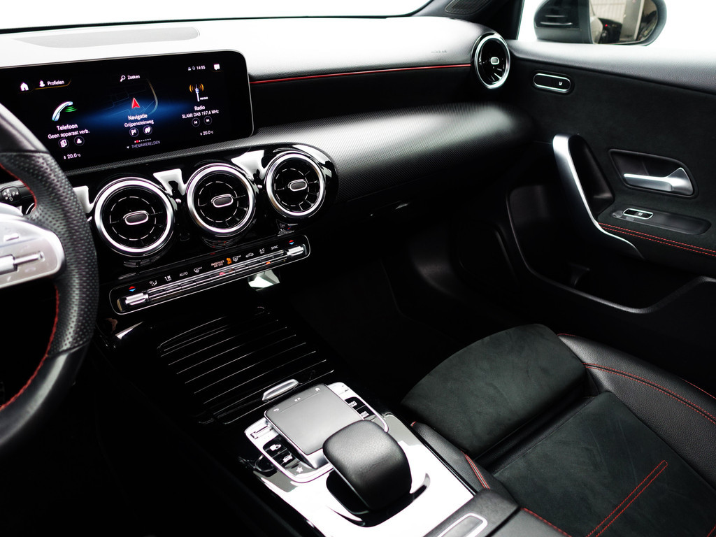 
								Mercedes-Benz A-Klasse 200 AMG Prestige Aut- Panodak, Sport Interieur, Xenon Led, Park Assist, Camera, Stoelverwarming vol									