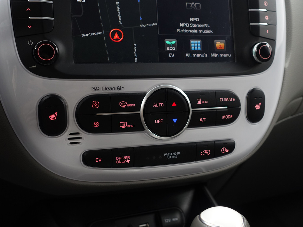 
								Kia Soul EV ExecutiveLine 27 kWh Aut- Two Tone, Camera, Stuur/Stoelverwarming, Keyless, Xenon Led, Dynamic Select vol									