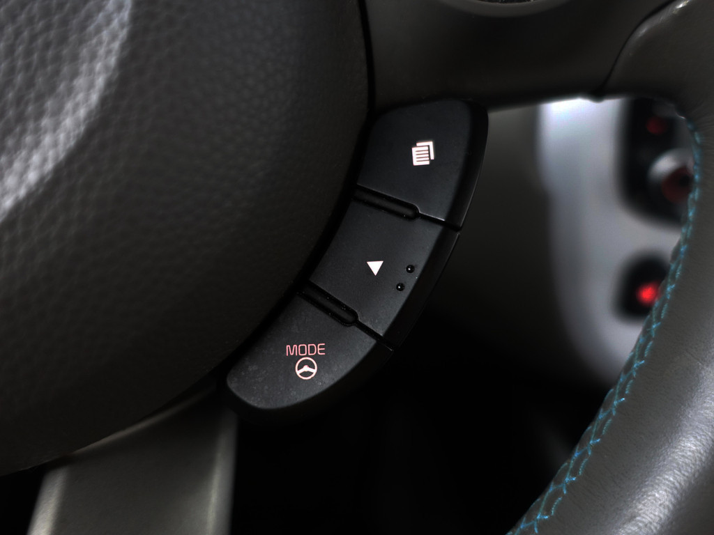 
								Kia Soul EV ExecutiveLine 27 kWh Aut- Two Tone, Camera, Stuur/Stoelverwarming, Keyless, Xenon Led, Dynamic Select vol									