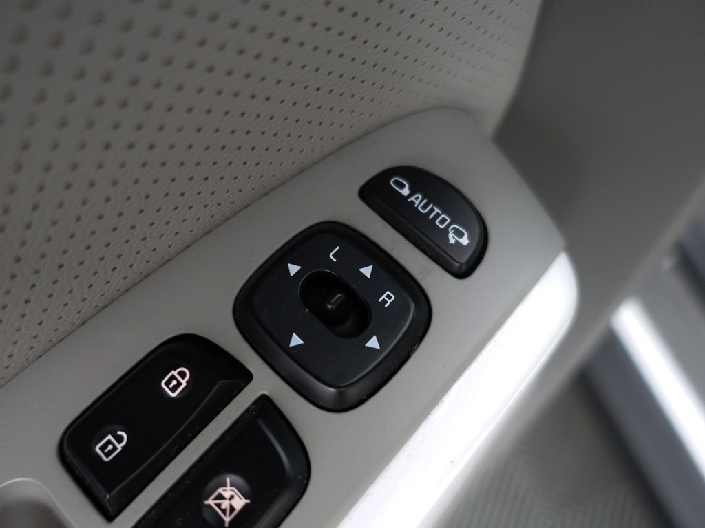 
								Kia Soul EV ExecutiveLine 27 kWh Aut- Two Tone, Camera, Stuur/Stoelverwarming, Keyless, Xenon Led, Dynamic Select vol									