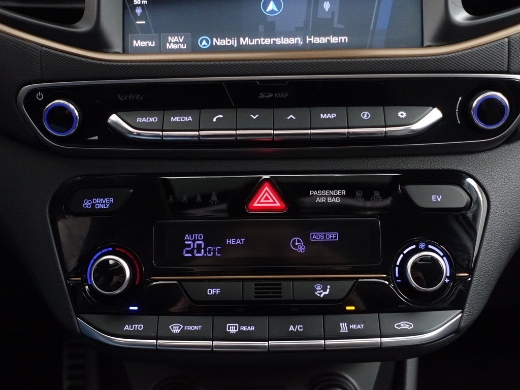 
Hyundai IONIQ Premium+ EV Aut- Schuifdak, Stoelventilatie, Stuur/Stoelverwarming, Infinity Audio, Lane Assist, Memory vol									