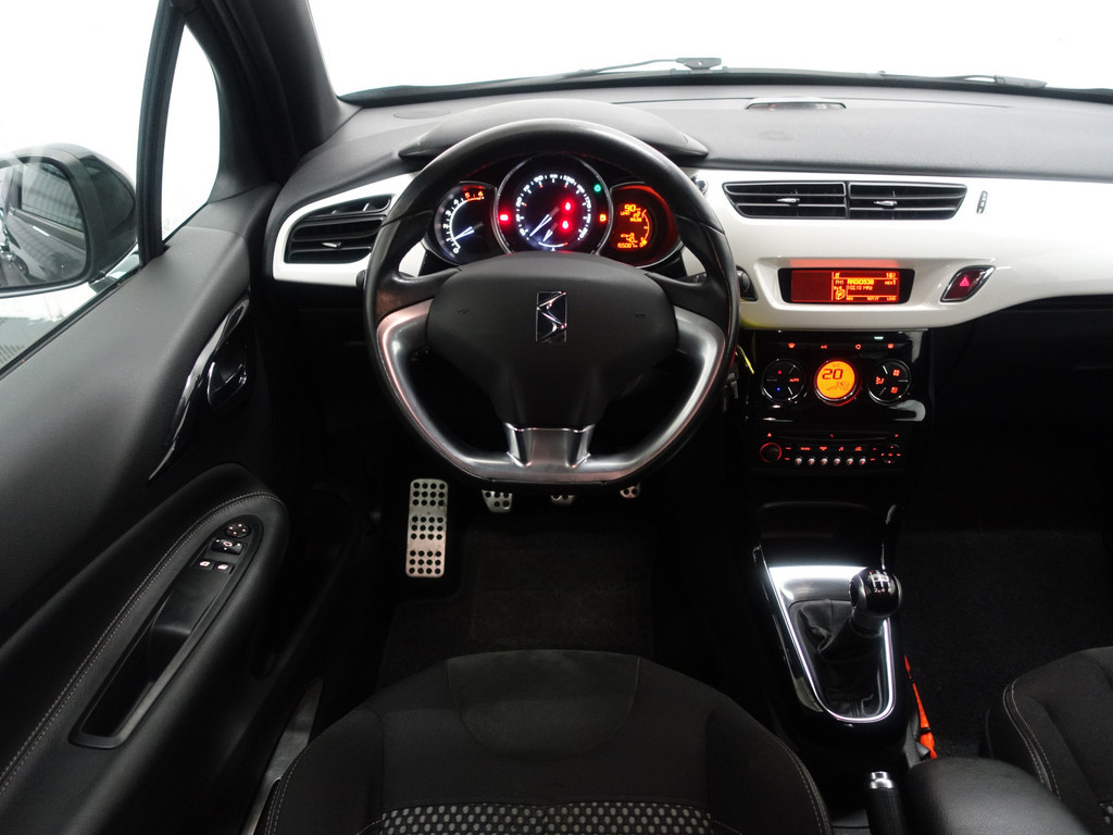 
Citroën DS3 1.6 e-HDi So Chic- Two Tone, Hifi Sound System, Park Assist, Clima, Cruise, Sport Interieur vol									
