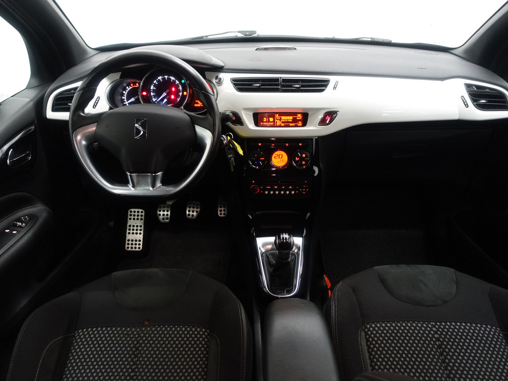 
Citroën DS3 1.6 e-HDi So Chic- Two Tone, Hifi Sound System, Park Assist, Clima, Cruise, Sport Interieur vol									