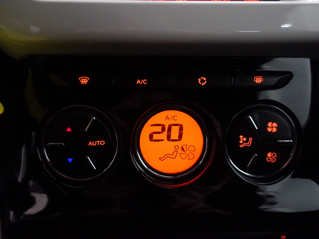 
Citroën DS3 1.6 e-HDi So Chic- Two Tone, Hifi Sound System, Park Assist, Clima, Cruise, Sport Interieur vol									