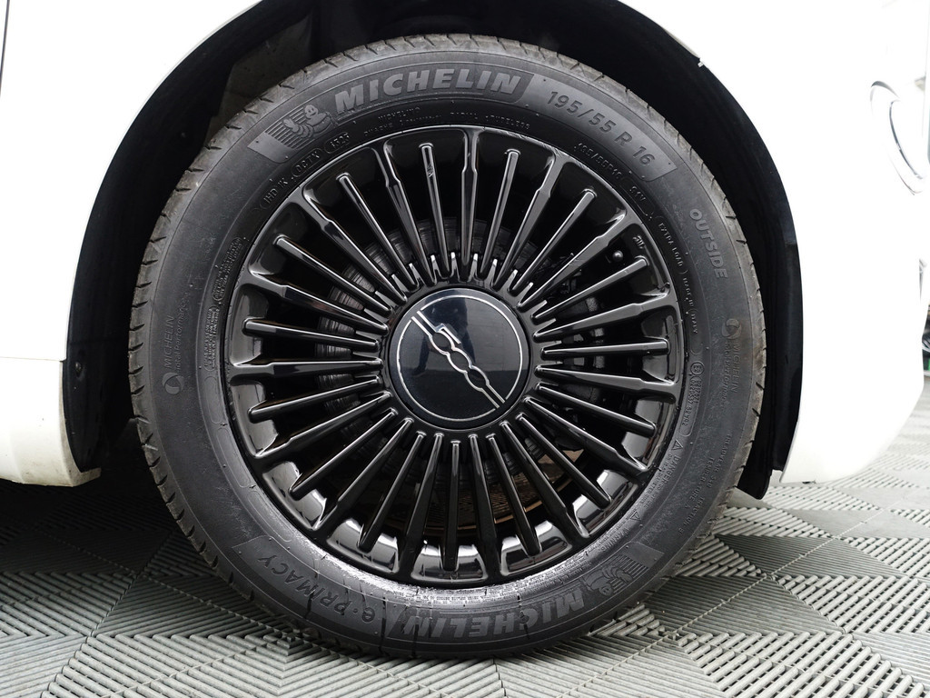 
Fiat 500 Icon 42 kWh Aut- Two Tone, Led, Carplay, Virtual Cockpit, Dynamic Select vol									