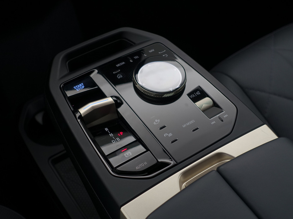 
BMW iX xDrive40 M Sport Plus 77 kWh- Stoelmassage, Harman Kardon, 360 Camera, Head Up, Memory Seats, Sfeerverlichting vol									