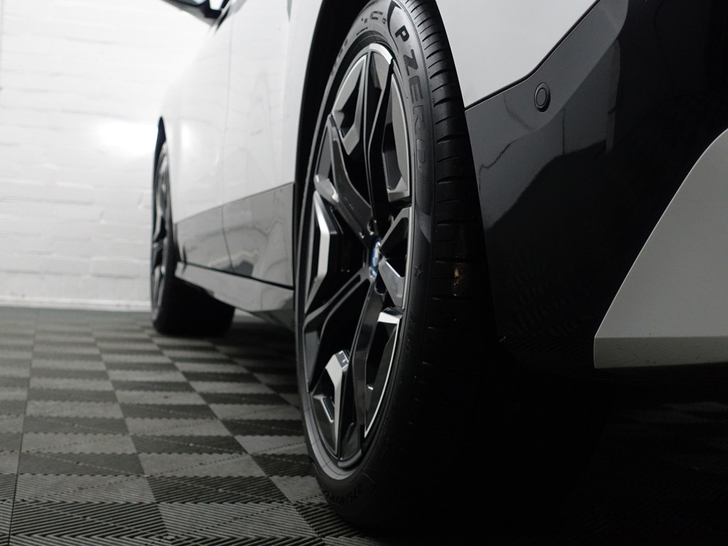 
BMW iX xDrive40 M Sport Plus 77 kWh- Stoelmassage, Harman Kardon, 360 Camera, Head Up, Memory Seats, Sfeerverlichting vol									