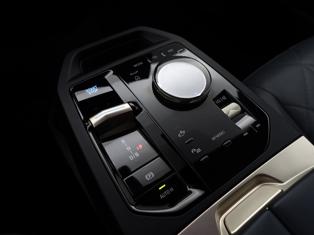 
BMW iX xDrive40 M Sport Plus 77 kWh- Stoelmassage, Harman Kardon, 360 Camera, Head Up, Memory Seats, Sfeerverlichting vol									