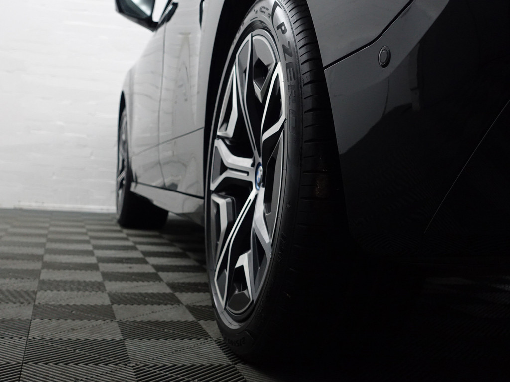 
BMW iX xDrive40 M Sport Plus 77 kWh- Stoelmassage, Harman Kardon, 360 Camera, Head Up, Memory Seats, Sfeerverlichting vol									