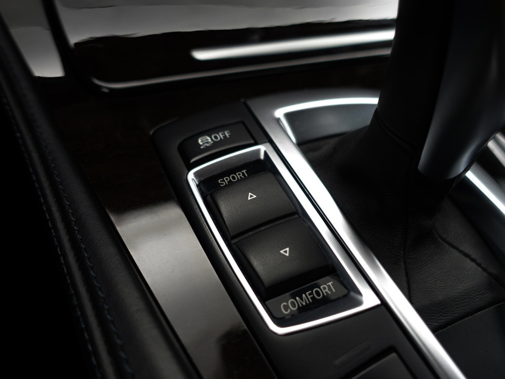 
								BMW 5 Serie 550xi M Sport Aut- Dealer Onderhouden, Soft Close, Schuifdak, Head Up, Memory, Xenon Led, Camera vol									