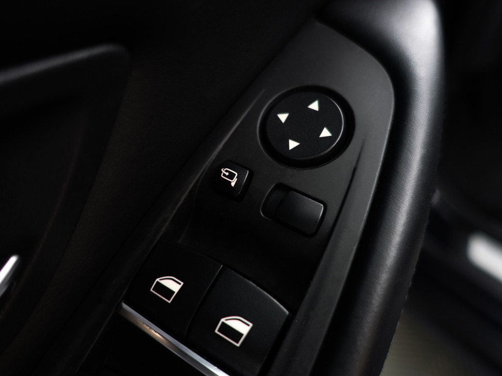
								BMW 5 Serie 550xi M Sport Aut- Dealer Onderhouden, Soft Close, Schuifdak, Head Up, Memory, Xenon Led, Camera vol									