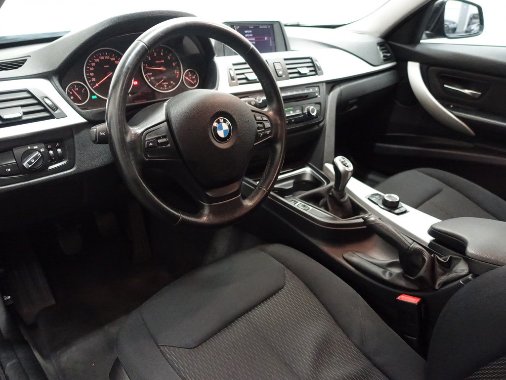 
BMW 3-serie 320i High Executive- Clima, Led, Dynamic Select, Cruise vol									