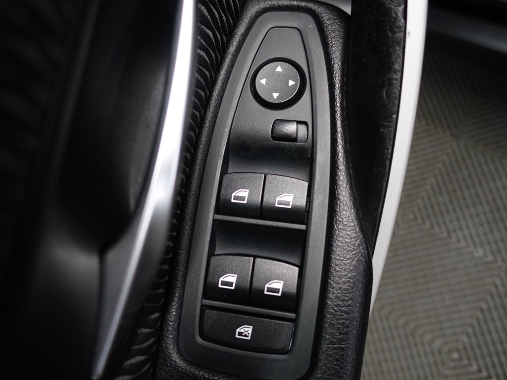 
BMW 3-serie 320i High Executive- Clima, Led, Dynamic Select, Cruise vol									