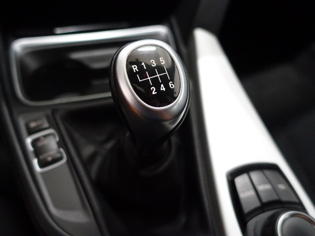 
BMW 3-serie 320i High Executive- Clima, Led, Dynamic Select, Cruise vol									