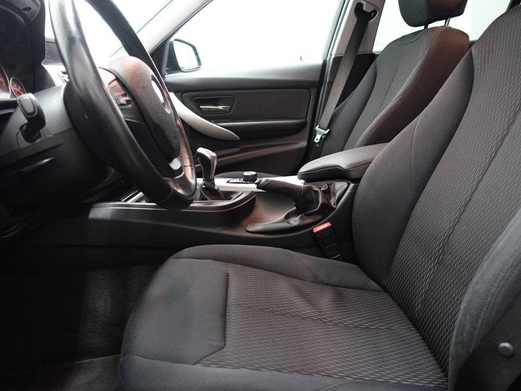 
BMW 3-serie 320i High Executive- Clima, Led, Dynamic Select, Cruise vol									