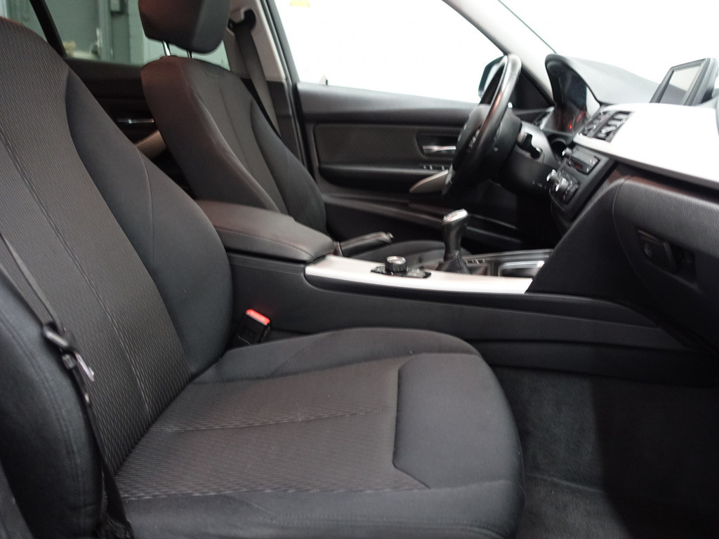 
BMW 3-serie 320i High Executive- Clima, Led, Dynamic Select, Cruise vol									