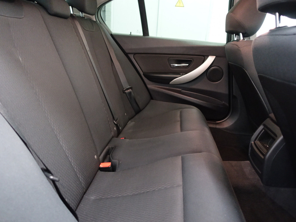 
BMW 3-serie 320i High Executive- Clima, Led, Dynamic Select, Cruise vol									