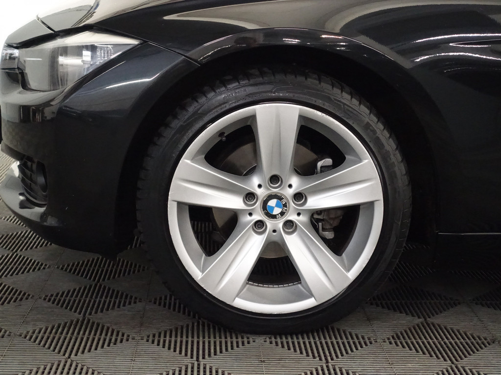 
BMW 3-serie 320i High Executive- Clima, Led, Dynamic Select, Cruise vol									