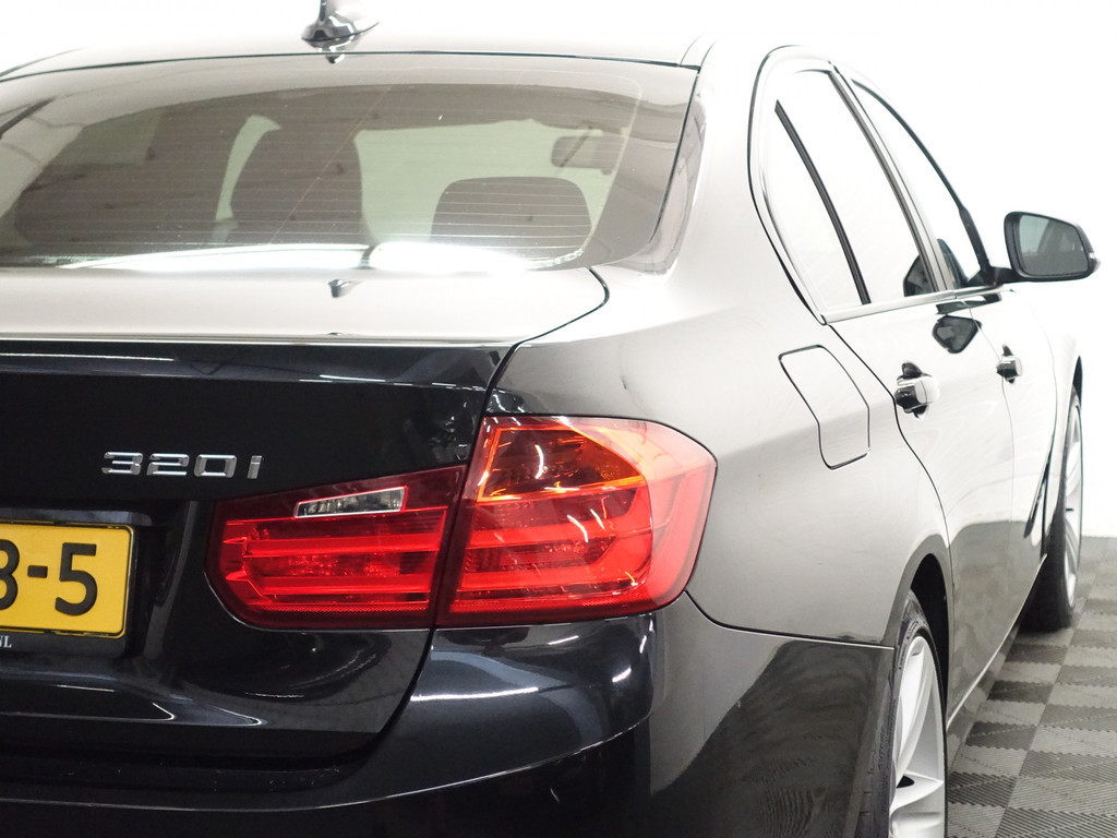 
BMW 3-serie 320i High Executive- Clima, Led, Dynamic Select, Cruise vol									