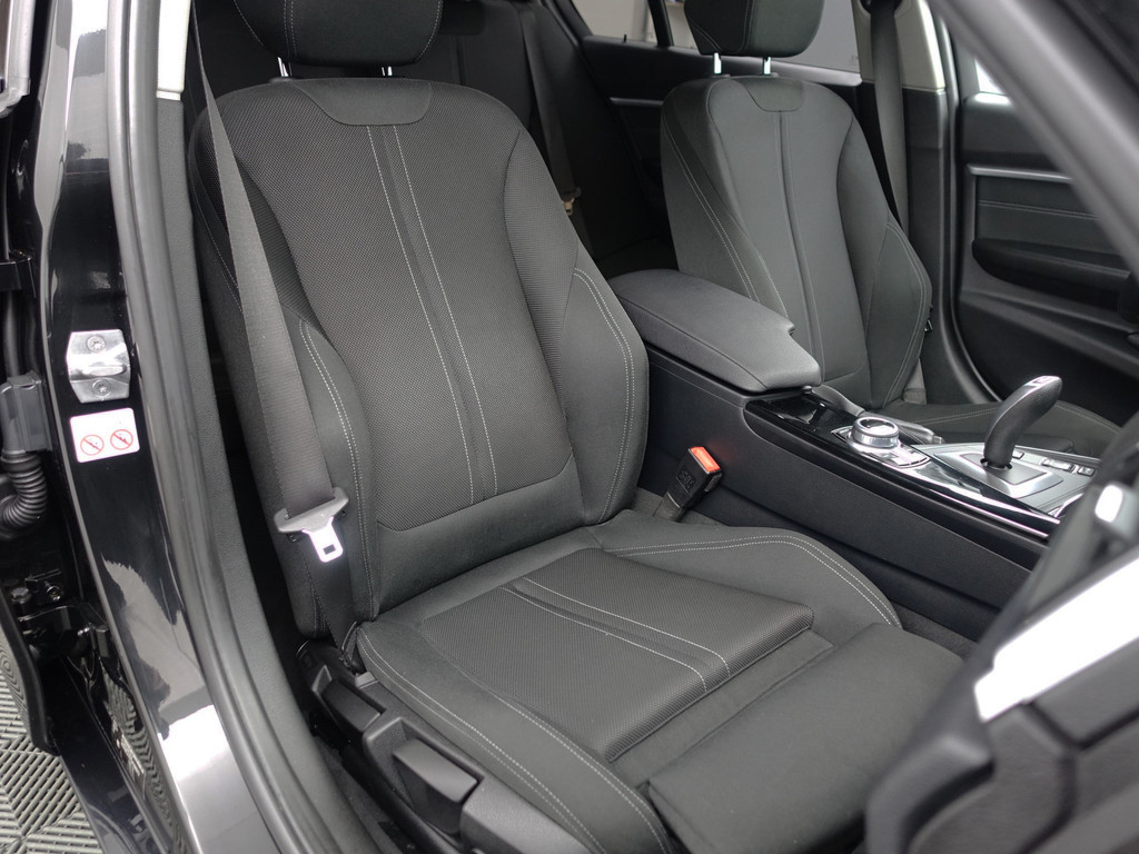 
BMW 3 Serie 318i High Executive Aut- Xenon Led, Sport Interieur, Standkachel, Sfeerverlichting, Park Assist vol									