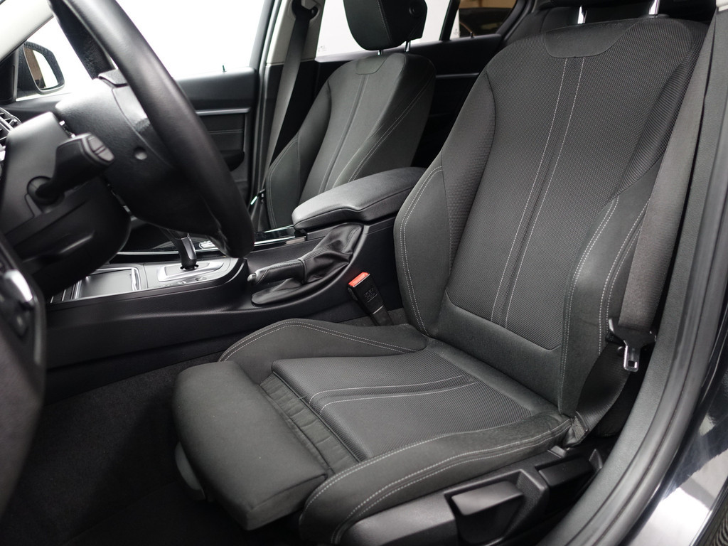 
BMW 3 Serie 318i High Executive Aut- Xenon Led, Sport Interieur, Standkachel, Sfeerverlichting, Park Assist vol									