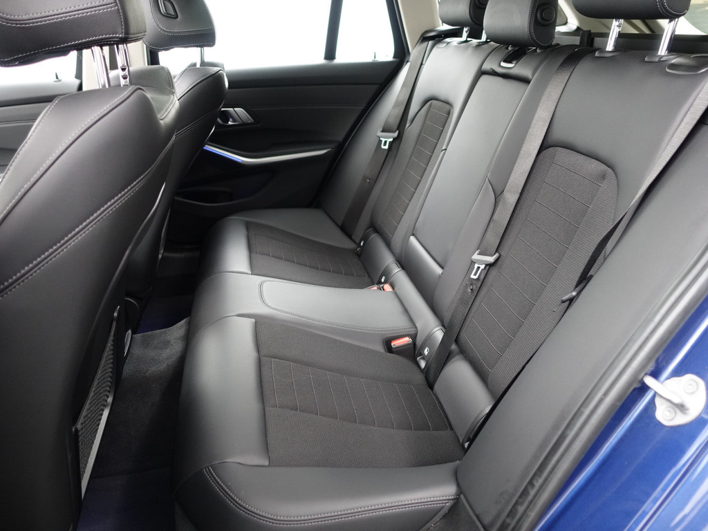
BMW 3 Serie Touring 320i M Sport Shadowline Aut- Panodak, Xenon Led, CarPlay, Sfeerverlichting, Keyless, Standkachel vol									