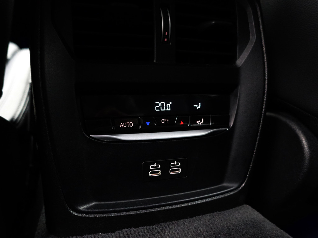 
BMW 3 Serie Touring 320i M Sport Shadowline Aut- Panodak, Xenon Led, CarPlay, Sfeerverlichting, Keyless, Standkachel vol									