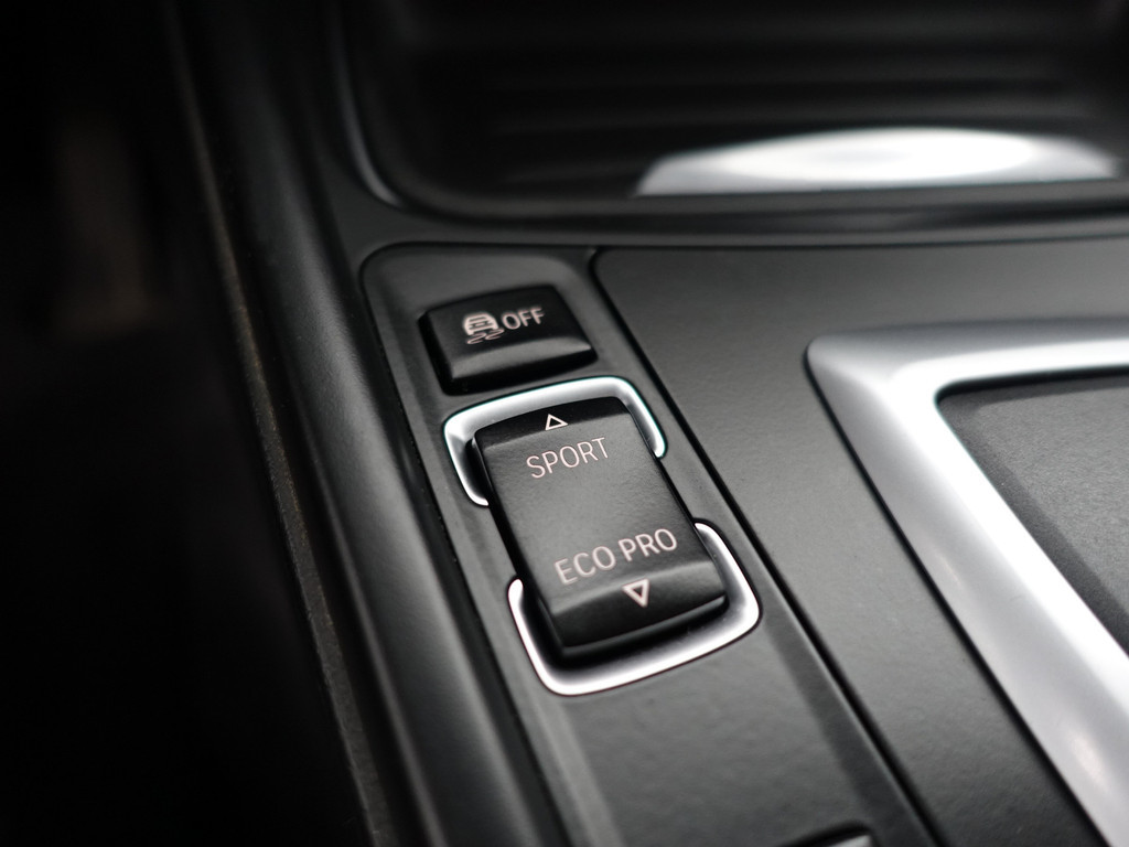 
								BMW 3-serie 320i M Sport Aut- Xenon Led, Park Assist, Sfeerverlichting, Stoelverwarming, Sport Interieur vol									