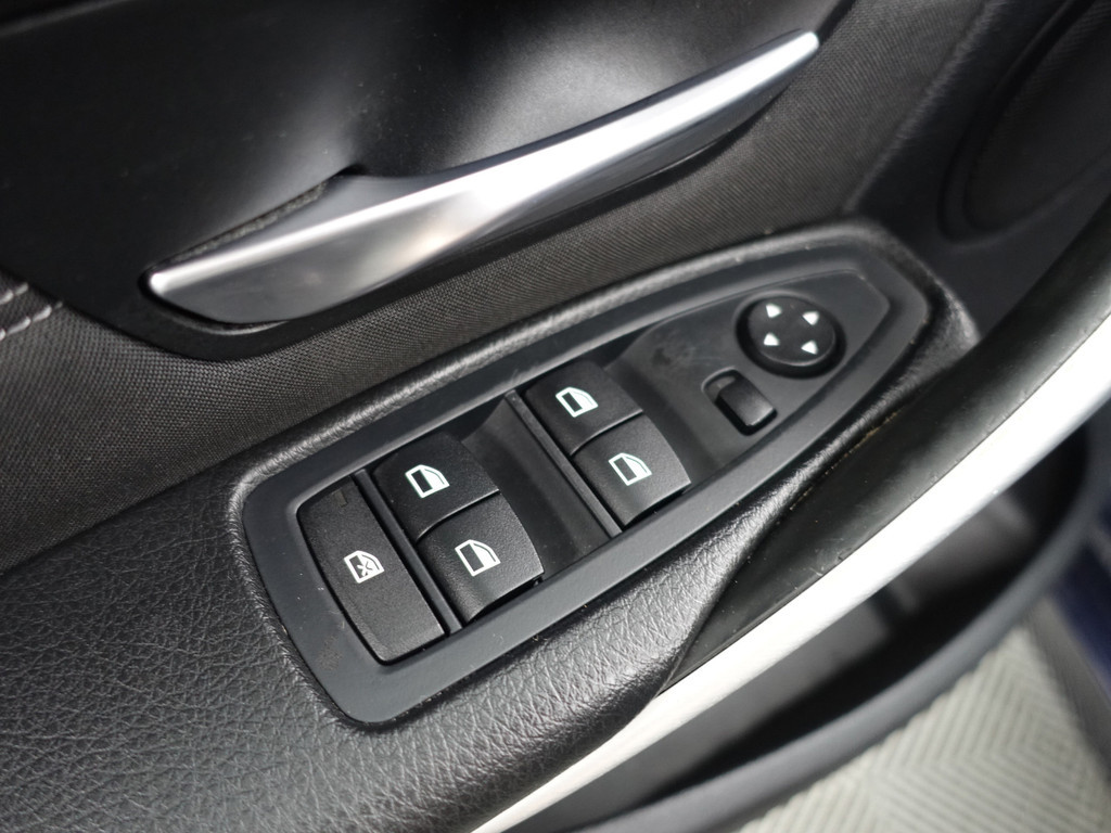 
								BMW 3-serie 320i M Sport Aut- Xenon Led, Park Assist, Sfeerverlichting, Stoelverwarming, Sport Interieur vol									
