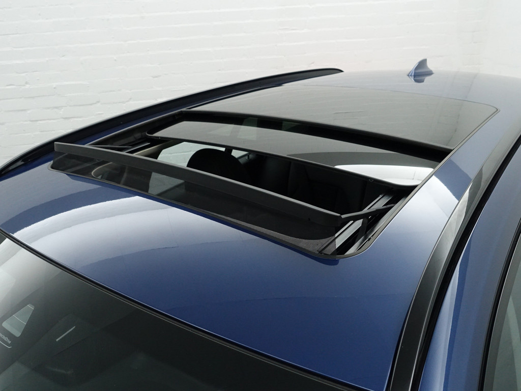 
BMW 3 Serie Touring 320i M Sport Shadowline Aut- Panodak, Xenon Led, CarPlay, Sfeerverlichting, Keyless, Standkachel vol									